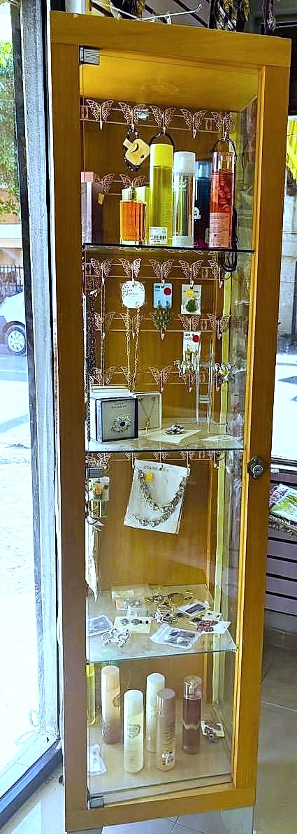 Vitrina de perfumería de Variedades Chanell